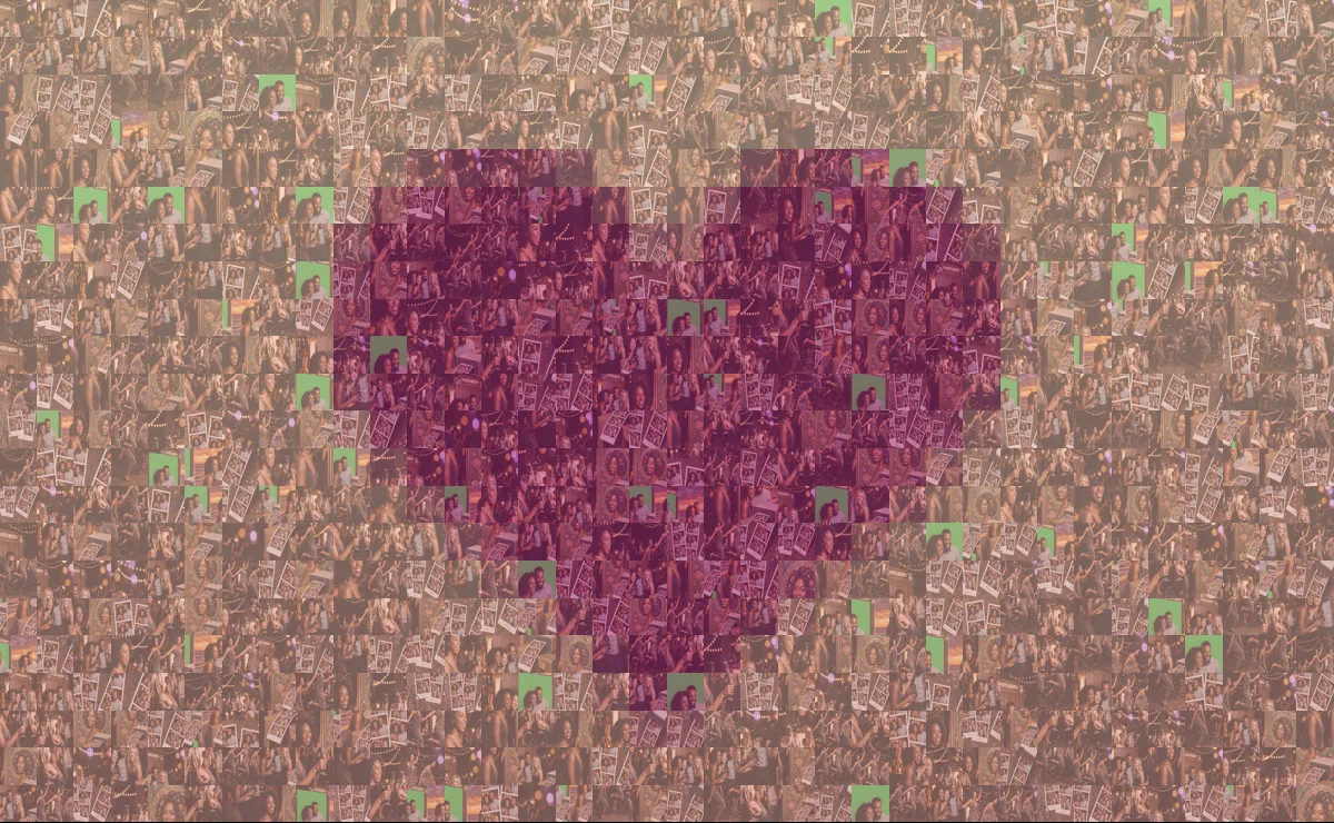 Un grand cœur formé de centaines de photos d'invités, chacune teintée à la couleur de sa place